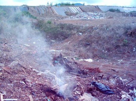 Aspecto característico da poluição do solo no Lixão